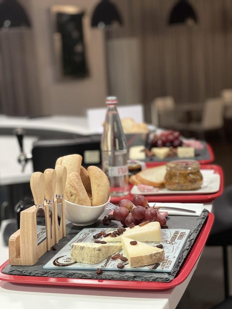 圣埃尔布兰 比欧酒店 外观 照片